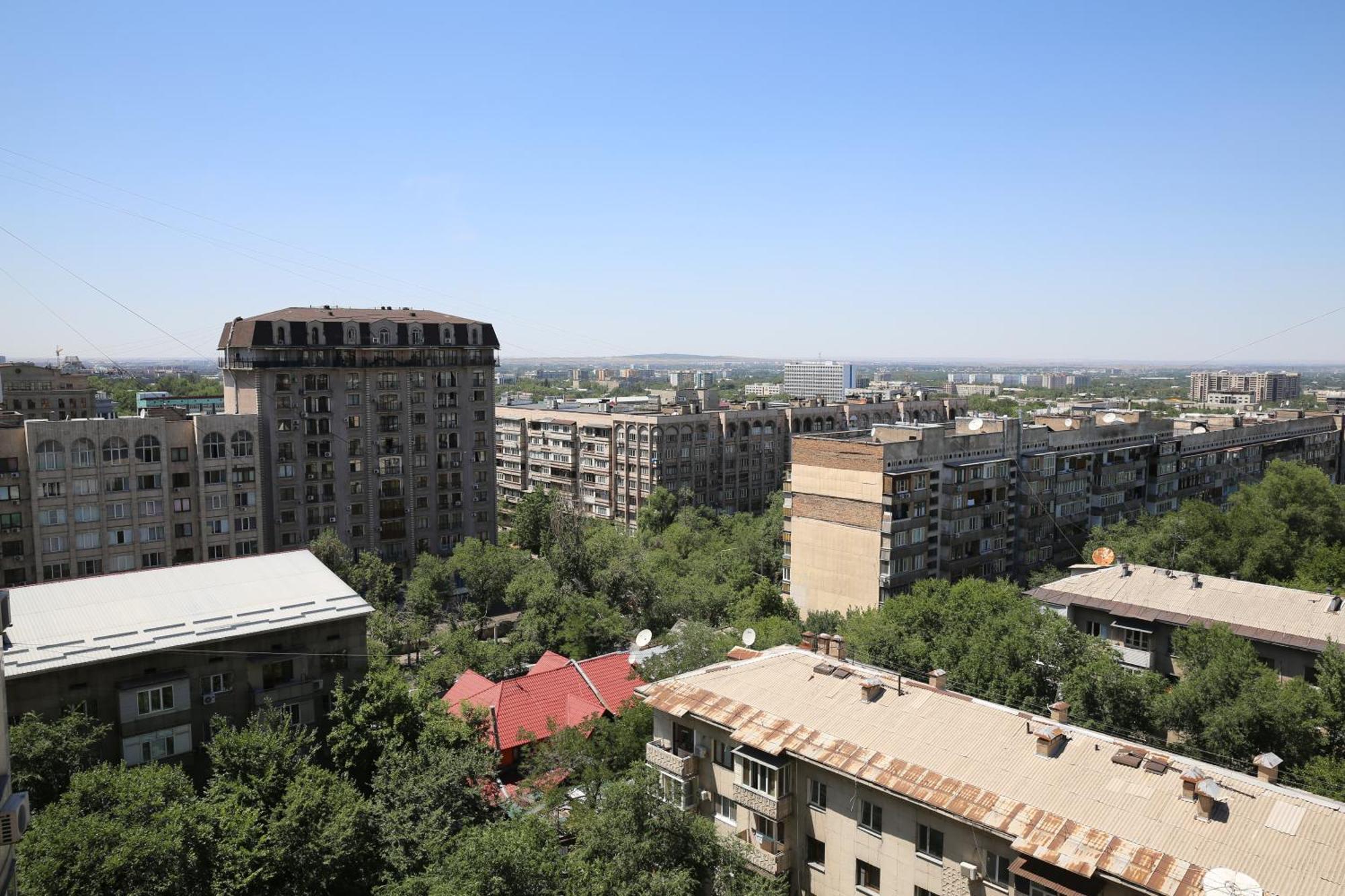 Adt Apartments Almaty Bagian luar foto